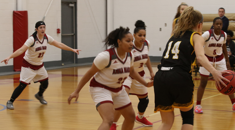 Women's Basketball Clipped by Rams