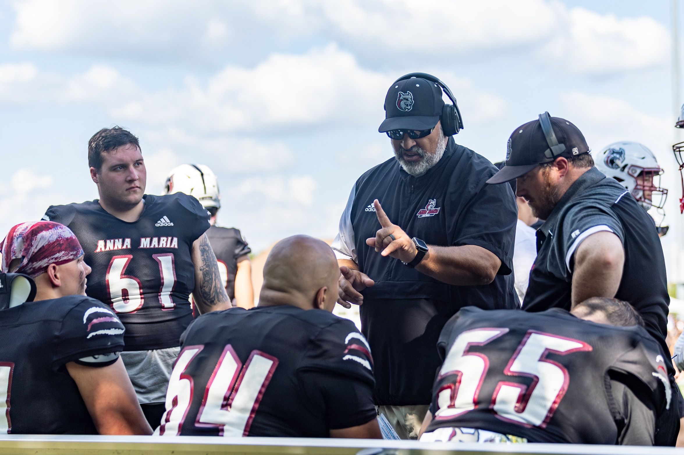 Privateers Sink Football 32-27