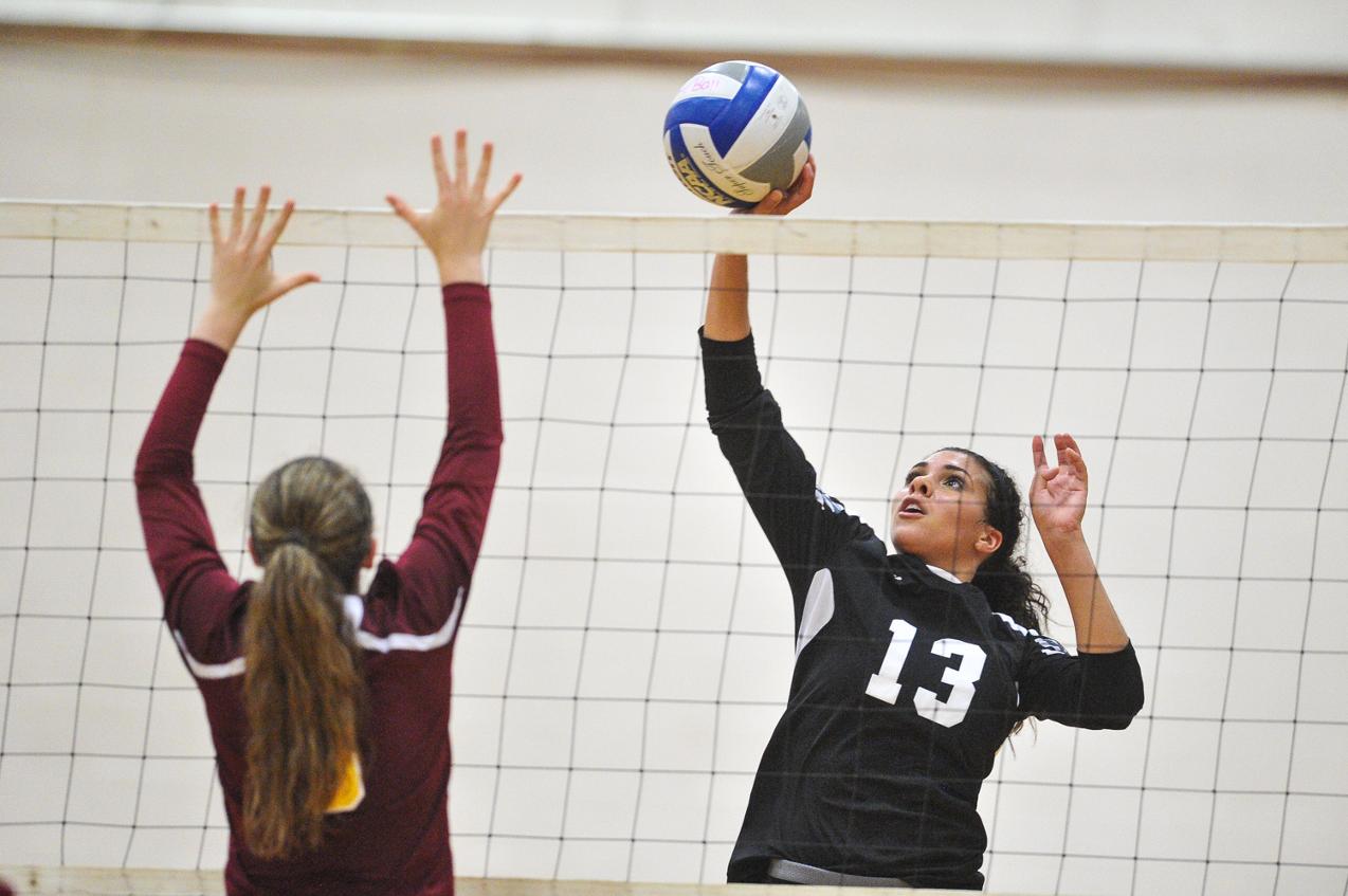 Volleyball Rallies for 3-2 Win against Regis