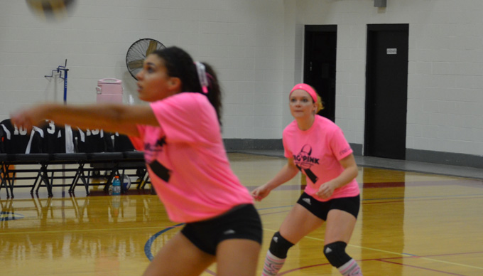 Volleyball Downs Salem State 3-1 on Dig Pink Night