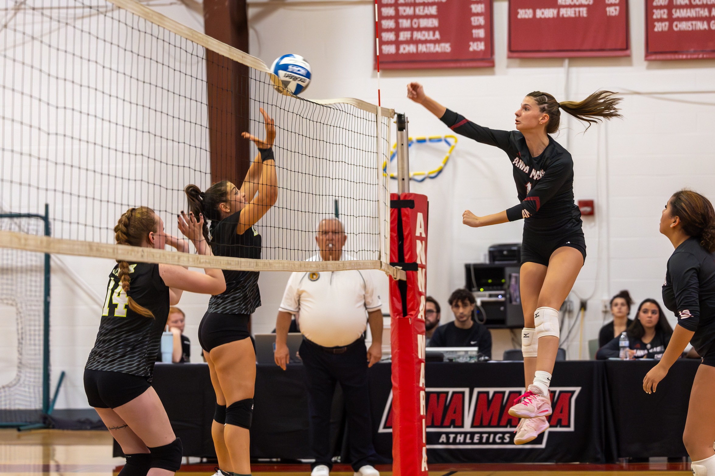 Volleyball Drops Nail Biter To Falcons