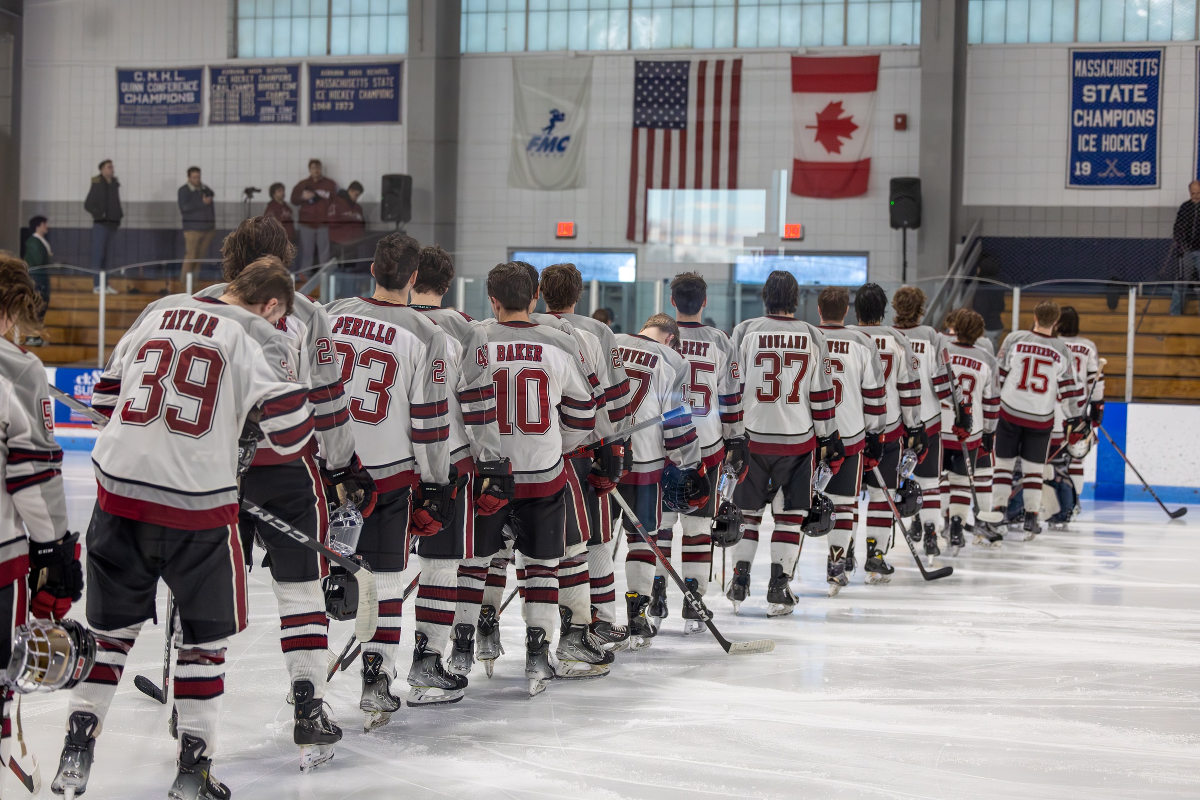 Men's Hockey Draws With Raiders To Close Out The Season